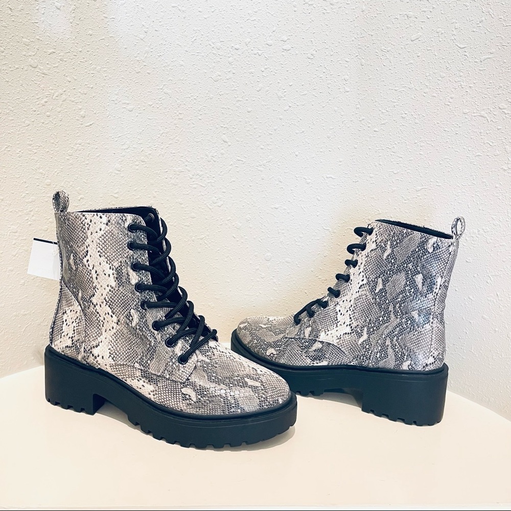 American Eagle Women’s Snakeskin Combat Boots/Sz:8/NEW